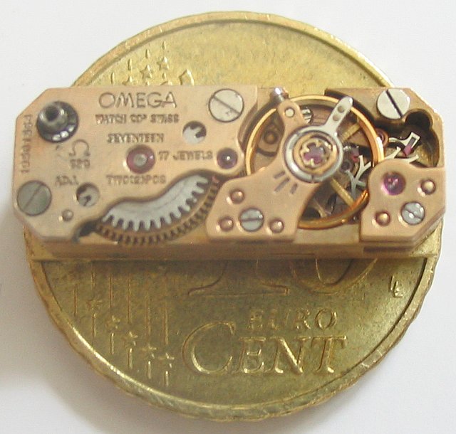 size comparison with a 10 Eurocent coin