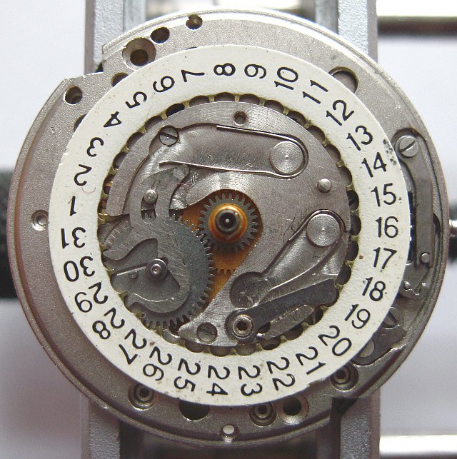 dial side with open date indication mechanism